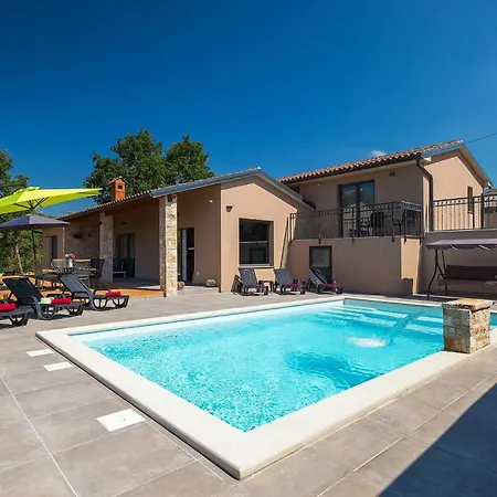 Gloria Nyaraló Póla