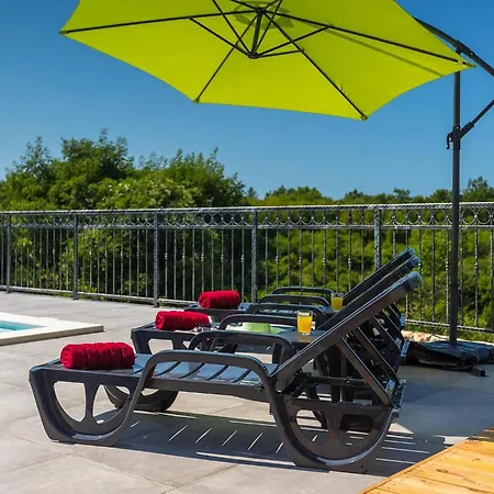 Gloria 펜션 풀라