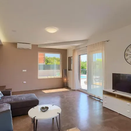 Gloria 펜션 풀라