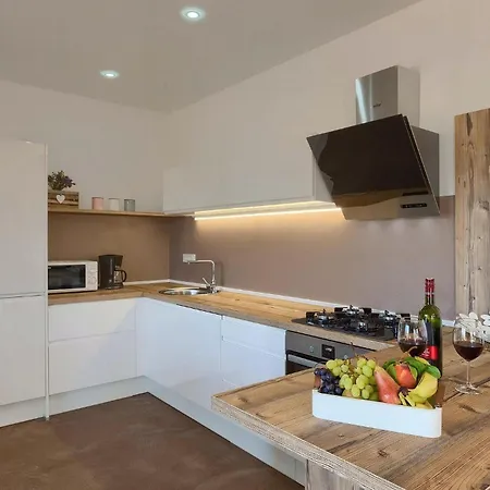 Gloria 펜션 풀라