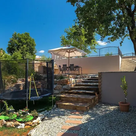 Gloria 펜션 풀라